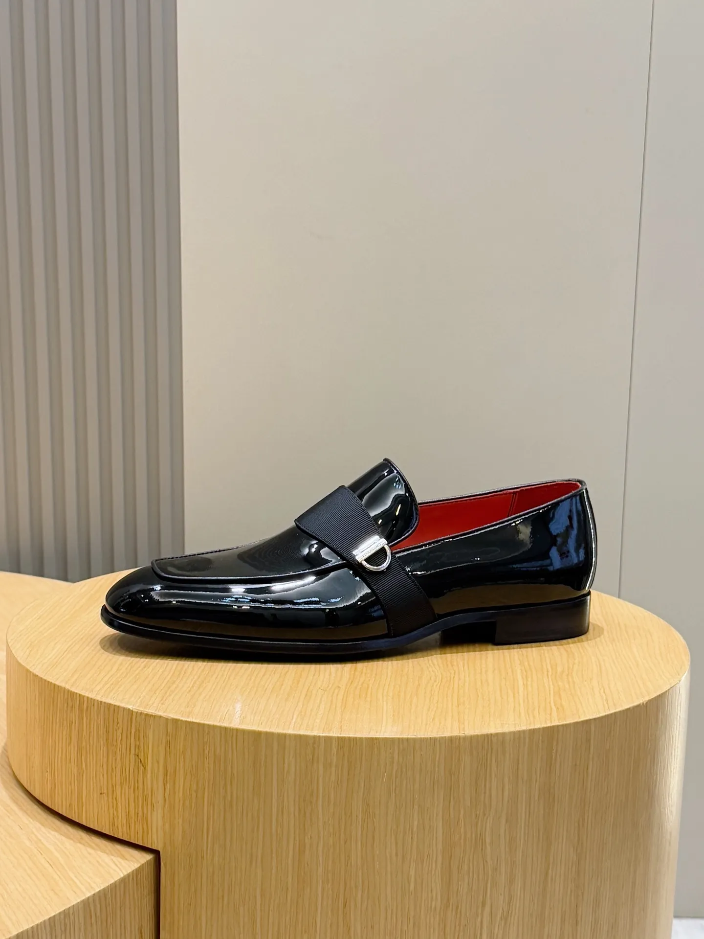 [Ferragam] Top P: 960💰 Size: 39-44 (38. 45.46 can be customized) Ferragamo Gancini buckle moccasins. These men's loafers are exquisite and gorgeous, with shiny patent leather uppers that highlight urban style. The almond-shaped toe adds a stylish touch, with three-dimensional stitching around the upper and contrasting tubular piping for a unique silhouette. The shoes are exquisitely crafted, with grosgrain ribbons and metallic Gancio buckles adding a classic touch, complementing the contrasting red accents. Finished with a slim leather sole. Imported cowhide upper + cowhide lining + genuine leather outsole.